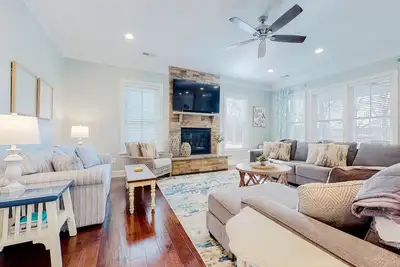 Image de Dazzling Bayside Resort home with pools, gym, & athletic court - close to beach