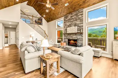 Image de Newly built home w/ views, hot tub, in-home theater, & free attraction tickets