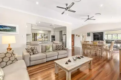 Image de Avalon 4 Bedroom Home\nFraser Island Accommodation with Ducted Air