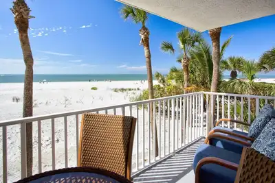 Image de Corner Unit 1st Floor Condo. Newly Updated. Incredible Beach Views. Exceptional Location.