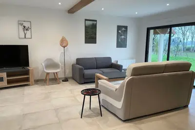 Image de Gîte de charme près du Mans, tout équipé avec espace extérieur, garage, et confort moderne