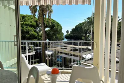 Image de Studio climatisé 2★, 2 balcons, proche plage, Le Lavandou