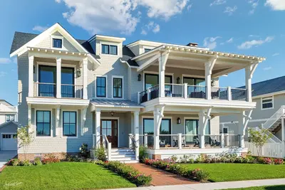 Image de Spectacular views of the bay and sunset will leave you smitten and wanting more!