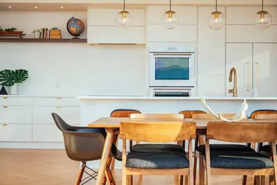 Image de Wake to sweeping Okanagan Lake views at The Noma, a designer retreat in Kelowna’s Upper Mission. Enjoy the saltwater pool, sauna, and seamless indoor-outdoor living near top wineries, beaches, and trails, the perfect mix of luxury, comfort & calm.