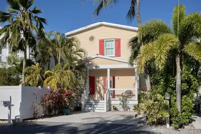 Image de Sunshine Escape- 3 bedroom 3 bath w/ parking for 2, private pool, balcony