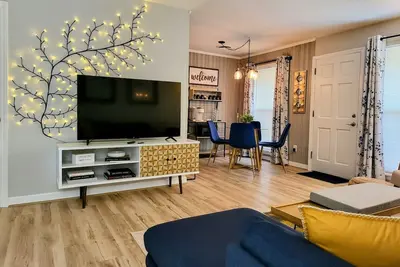 Image de Dazzling Duplex, Pets, Private Driveway, Ev charging!
