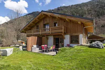Image de Appartement de vacances \"Chalet Quartz\" avec vue sur les montagnes, terrasse privée et Wi-Fi.