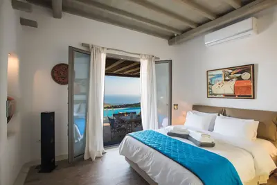 Image de Villa 'Amallini, Luxe Infinity Pool' avec vue sur la mer, Wi-Fi et climatisation.