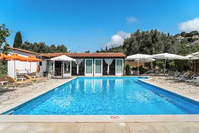 Image de Appartement 'Marketos Maisonette 4pax' avec vue sur les montagnes, Wi-Fi et climatisation.