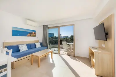 Image de Appartement 'Aquamarina 8' avec piscine partagée, Wi-Fi et climatisation.