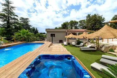 Image de Villa 'Pietranuda avec piscine et spa' avec piscine privée, Wi-Fi et climatisation.