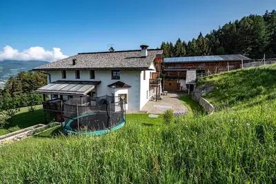 Image de Appartement \"Biohof Maurer Apt Vogelstimmen\" avec vue sur les montagnes, jardin partagé et Wi-Fi.