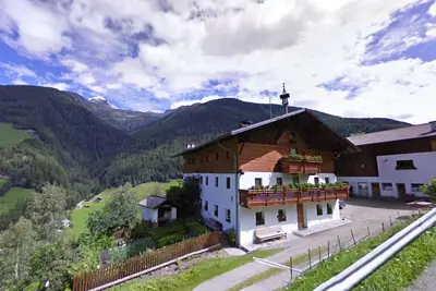 Image de Appartement \"Oberhöhe Apt Talblick\" avec vue sur les montagnes, terrasse privée et Wi-Fi.