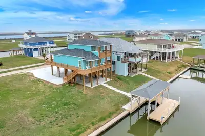 Image de Fisherman's Delight - Anglers will love this bayside beauty w/ boat slip/lift