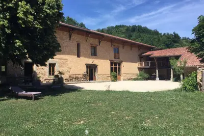 Image de ferme dauphinoise en pisé au sein d'un haras de chevaux du Vercors