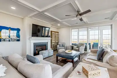 Image de Verandah Bay getaway with bay views, decks, fireplace, grill, central Ac, & W/D