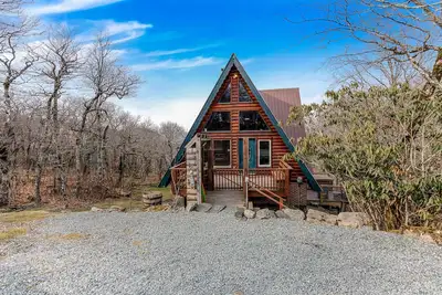 Image de Cabin with a deck, hot tub, grill, & updated interior - dog-friendly