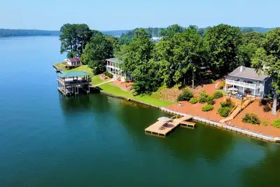 Image de Amazing View Lakefront Home Lake Martin\nBeautiful Remodeled Lakefront with Dock