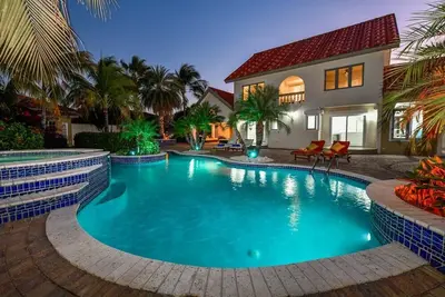 Executive 4br Villa minutes away from Eagle Beach