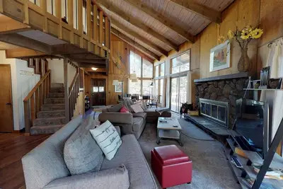 Image de Spacious Cabin Vibe w/ lots of Wood - Easy walk/ride to Village, Lodge and River