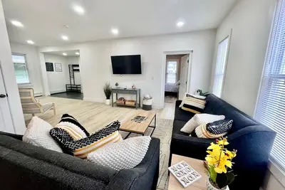 Image de One Home, Two Newly Renovated Luxury Hideaways!
