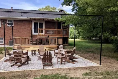 Image de Cozy Brick Home at Sunset Hill