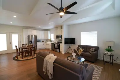 Image de 2 Bed 2 Bath Gated House With Outdoor Space