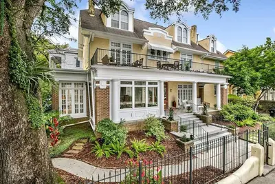 Image de Grand Mansion, Garden District, one block to St. Charles Ave
