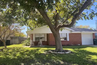 Image de Established quiet neighborhood, centrally located well appointed home