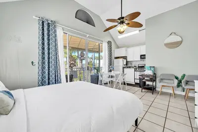 Image de Beachside Bungalow ~ Location! Crystal Beach, Destin ~ Steps to Beach & Pool