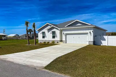 Image de Dog friendly, coastal retreat with fenced yard, private pool, golf cart and cove