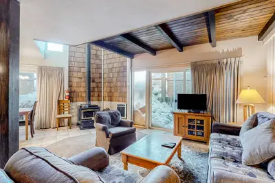 Image de Affable condo with fireplace, hot tub, sauna, deck, W\/D, kitchen, & wood stove