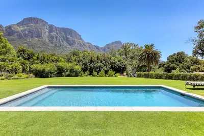 Image de Beautiful 5 bedroom Bishopscourt