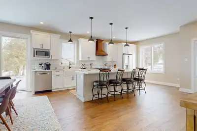 Image de Lakeside retreat with grill, fireplace, W/D, Ac & sunset views - dog-friendly