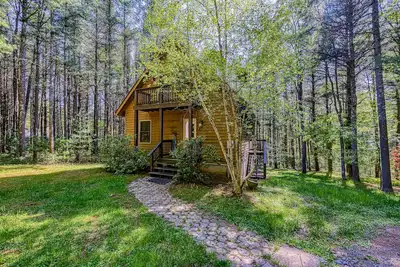Image de Two-story cottage near the lake with a firepit, wood stove, & washer/dryer