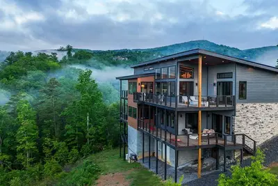 Image de Luxury Family and Friends Getaway, Indoor Pool, Theater, Epic Smoky Mtn Views