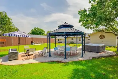 Image de 5\/2 (two kings), fireplace, hot tub, firepit