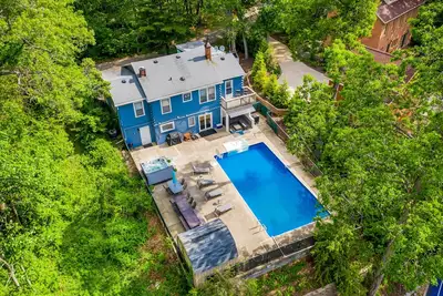 Image de Spacious, dog-friendly home with a gas fireplace, pool, hot tub, & golf carts