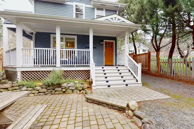 Image de Walkable Bay-view home with large yard, firepit & washer\/dryer - pier access
