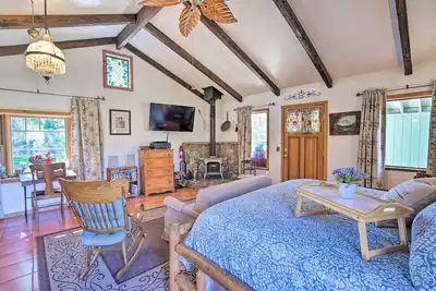 Image de Cozy 'Story Book Barn Cottage' w/ Scenic View