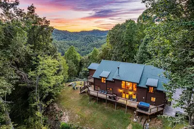 Image de Private Mountain Lodge—5br + Hot Tub, Dogs Ok
