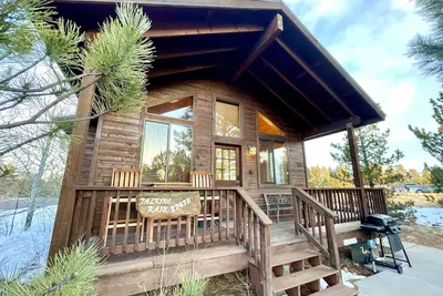 Image de Cozy cabin for 2, private hot tub, King size bed!