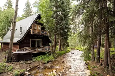 Image de Lazy Me ~ A Magical Creek-front Cabin with Hot Tub! Private Woods