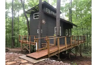 Image de Secluded treehouse with indoor fireplace