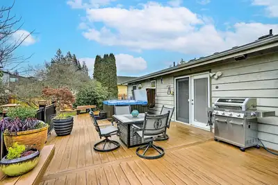 Image de Lynnwood Home: Private Hot Tub, Fire Table & Grill
