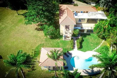Image de New listing! Amazing views, walk to beach!