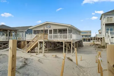 Image de Oak Island Beach Front · Beachfront bungalow with screened-in porch!