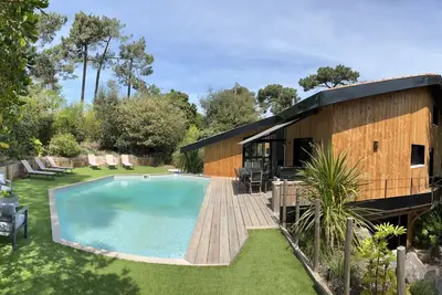 Image de Magnifique villa avec piscine dans un jardin paysagé avec terrasse et boulodrome