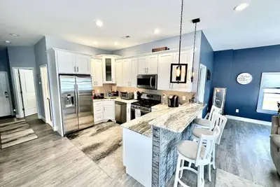 Image de N. W. Entertainment District Den w/ King Bed