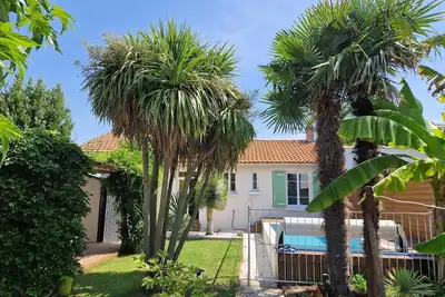 Image de Maison rénovée avec piscine, jardin clos et terrasse, à 5 min de la plage et des commerces
